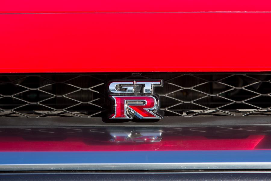 Логотип Nissan GT-R 2016 года  (US) (фото 2 из 57)
